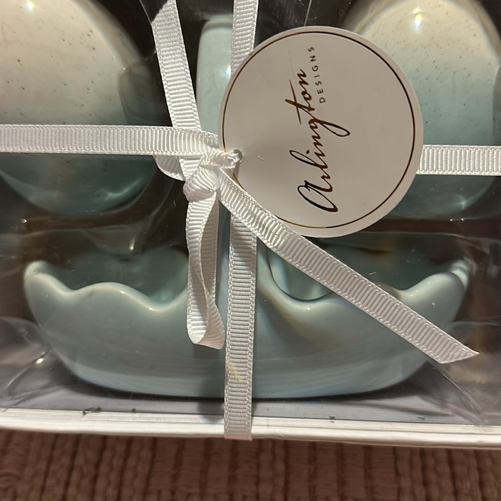 Arlington blue/white salt & pepper shakers Easter - Picture 3 of 7